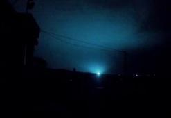 Deprem anında mavi ışıklar dikkat çekti, iş makinesi kamerası böyle kaydetti