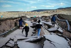 Kahramanmaraş Pazarcık'ta depremde yarılan yol havadan görüntülendi