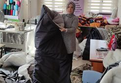 Bursa'da kadınlar uyku tulumu ve yağmurluk üretip deprem bölgesine gönderiyor