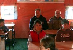 Bakan Akar, çadır kentte Mehmetçik Okulu'nu ziyaret etti