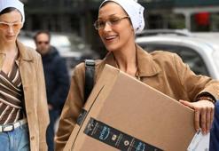 Bella Hadid depremzedeler için Türkevi'ne yardım kutuları getirdi