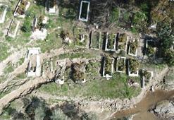 Depremler mezarlığı tahrip etti; 50 mezarın kaybolduğu iddia edildi