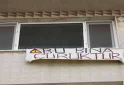 'Bu bina çürüktür' pankartı asıp evi boşalttı