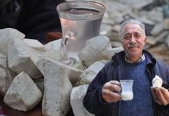 Çayına taş tozu atıp içiyor: 'Sağlığımı buna borçluyum'