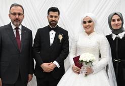 Bakan Kasapoğlu, depremzede çiftin nikâh şahidi oldu