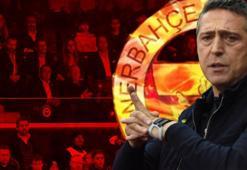 Meğer Fenerbahçe'nin yeni teknik direktörü dün akşam tribündeymiş! İşte Ali Koç'la olan o görüntüsü