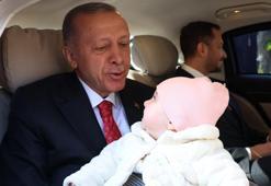 Cumhurbaşkanı Erdoğan 8 aylık Lina bebeği sevdi, oyuncak hediye etti
