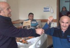 17 yıldır savaş açtığı sigara için il il geziyor: Hastane odasında bile vatandaşlara sigarayı bıraktırıyor