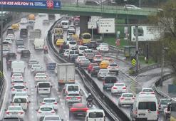 İstanbul'da yağmur trafiği etkiledi, yoğunluk yüzde 80'i aştı