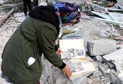 Enkazda hatıralarını arıyor: Küçük bir fotoğraf bile bizim için servet olurdu