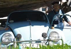 Emekli ikramiyesi ile satın aldığı 1962 model vosvosuna gözü gibi bakıyor