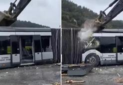 Metrobüs iş makinesiyle parçalandı! İBB'den açıklama geldi