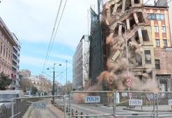 Beyoğlu’nda 5 katlı metruk bina çöktü