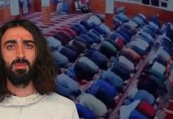 Camide namaz kılan imamı bıçakladı! Kimliği şoke etti