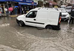 İstanbul’da sağanak yağış: Yollar göle döndü, trafik durma noktasına geldi