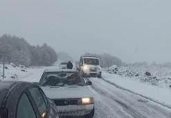 Kar lapa lapa yağdı! Araçlar yolda kaldı