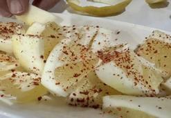Limon severlere yeni bir usül! Mersin'in meyve limonu... Ekşi tadı bunu yapınca tatlı bir hal alıyor!