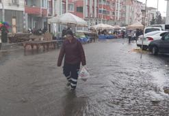 Şiddetli yağış: Sokaklar adeta dereye döndü