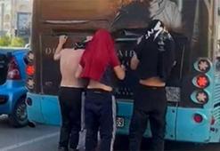 Patenli gençler, halk otobüsünün arkasına tutunup ilerledi