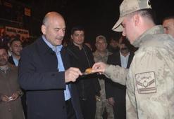 Bakan Soylu, Yeni Köprü'de asker ve vatandaşlara baklava ikram etti
