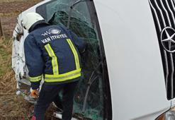 Van'da yolcu minibüsü devrildi; 12 İranlı yaralandı