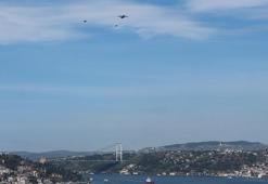 Türk Hava Kuvvetleri uçaklarından İstanbul Boğazı'nda selamlama uçuşu