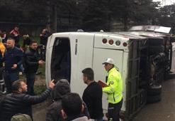 Isparta'da servis midibüsü devrildi; 17 yaralı