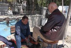 Çocuklarını ayakkabı boyayarak okuttu: 'Emeklilik yok, emeğimiz ile çalışıyoruz'