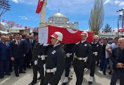 Şehit Koçak'a, nişanlısı ve annesinden el ele uğurlama