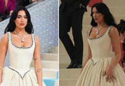 Dua Lipa'nın Met Gala'ya katıldığı kolyenin fiyatı şoke etti!