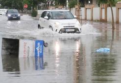 Antalya'da sağanak! Araçlar mahsur kaldı, rögar kapağı üstündeki asfalt kalktı