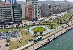 İzmir’de TCG Anadolu için kilometrelerce kuyruk oluştu