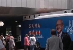 Ankara'da CHP seçim otobüsü köprüye sıkıştı
