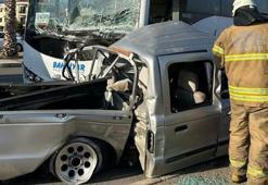 Asker ve sivil memurları taşıyan servis midibüsü ile kamyonet çarpıştı; 1 ölü, 6 yaralı