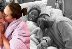 Chrissy Teigen doğum anından paylaştı! "Ne kadar da gerçekçi bir sahte karın"