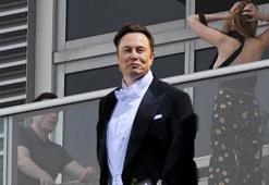Elon Musk gizemli bir kadınla balkonda görüntülendi! Hararetli konuştular