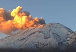 Yanardağda şiddetli patlama! Küller evlere kadar ulaştı