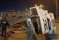 Tuzla’da damperi açık kalan tır EDS direğine çarpıp devrildi