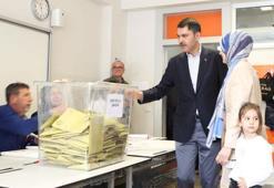 Bakan Kurum Ataşehir’de oy kullandı