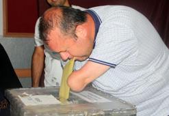 Kolları olmayan engelli oyunu ağzıyla kullandı