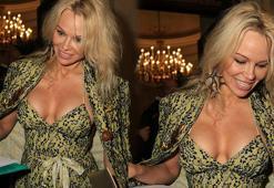 Pamela Anderson bikinili pozlarıyla olay yarattı!