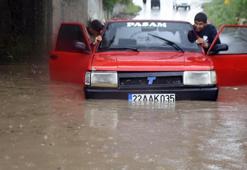 Edirne'de kuvvetli yağmur! Evleri su bastı, araçlar yolda kaldı