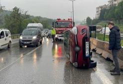 İstanbul'da su birikintisi nedeniyle kontrolden çıkan araç takla attı