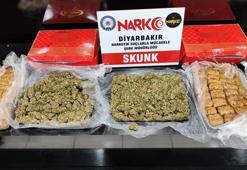 Üstü baklava ile kapatılmış tatlı kutularının içinden uyuşturucu çıktı