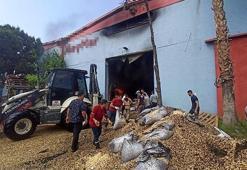 Mersin'de kuruyemiş fabrikasında yangın çıktı