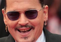 Johnny Depp&#39;in dişleri geceye damga vurdu!