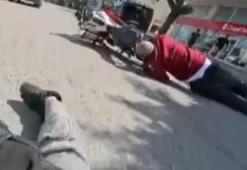 Motosiklet sürücüsü yayalara çarpmamak için kendini feda etti