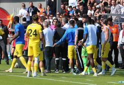 Süper Lig'de görülmemiş olay! Hakem Mete Kalkavan işin içinden çıkamadı