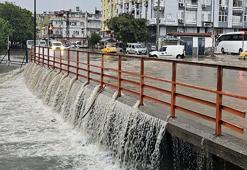 Adana'da 45 dakika sağanak! Yollar göle döndü, ağaçlar araçların üzerine devrildi