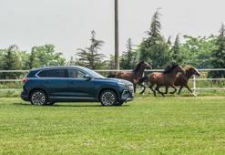 Yarış atları koşarken, başkan da Togg ile hız yaptı